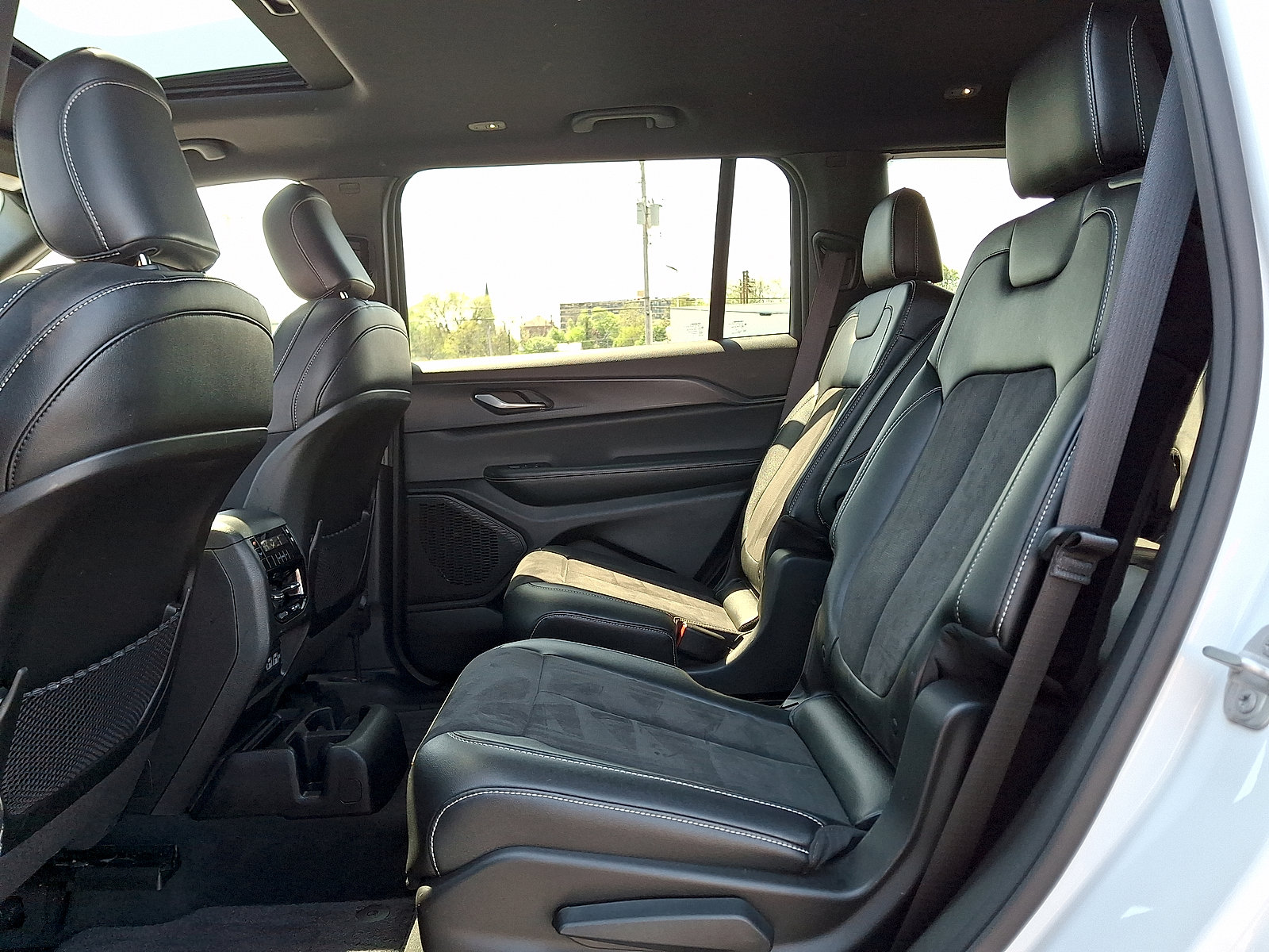 Used 2023 Jeep Grand Cherokee L Laredo AWD/4WD image 12