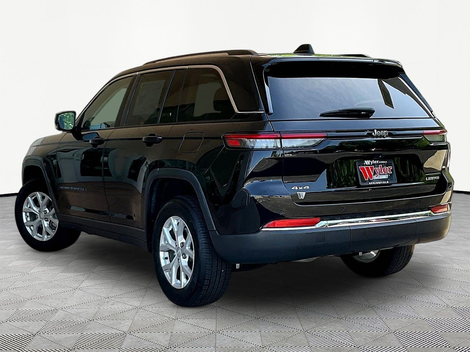 Used 2023 Jeep Grand Cherokee Limited AWD/4WD image 4