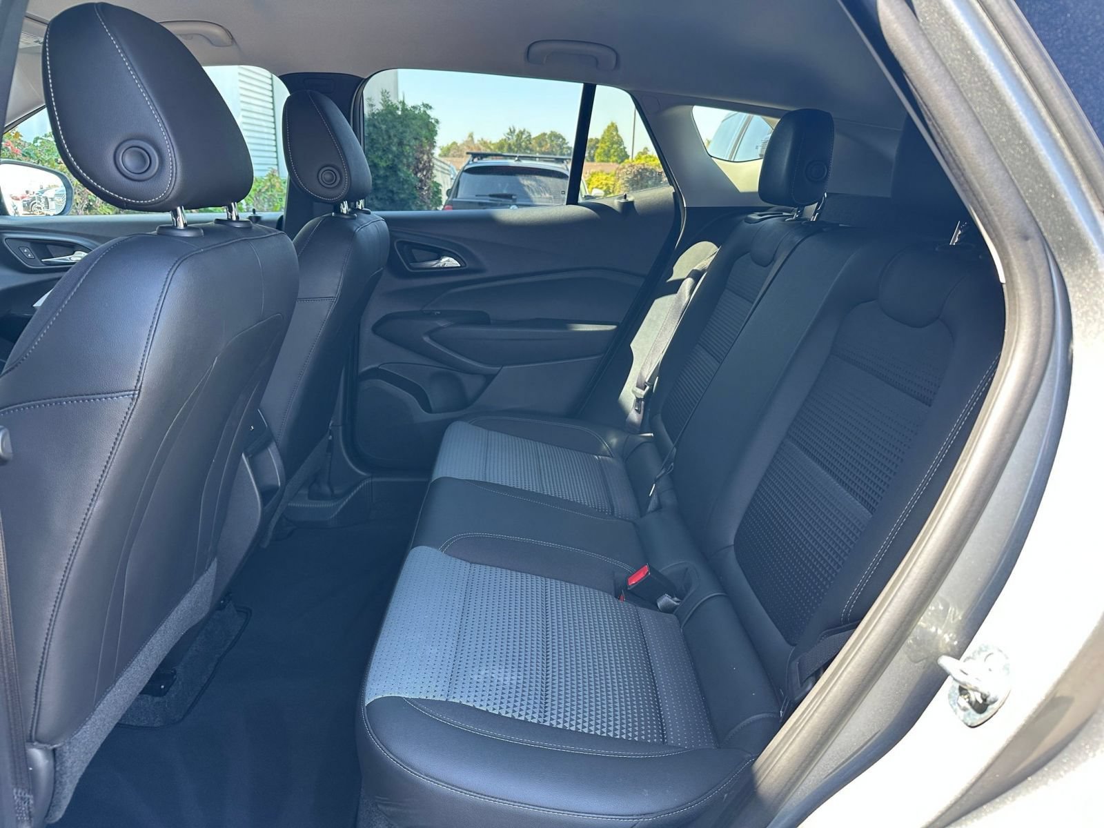 Used 2025 Chevrolet Trax LT w/ LT Convenience Package FWD image 25