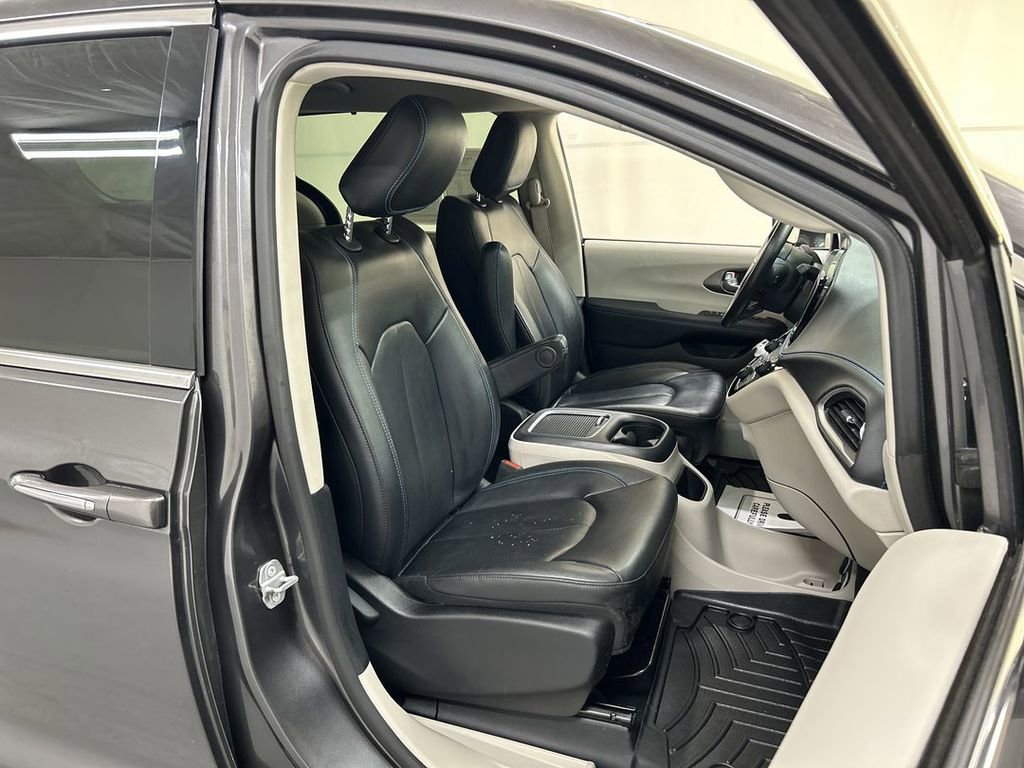 Used 2021 Chrysler Pacifica Touring-L image 23