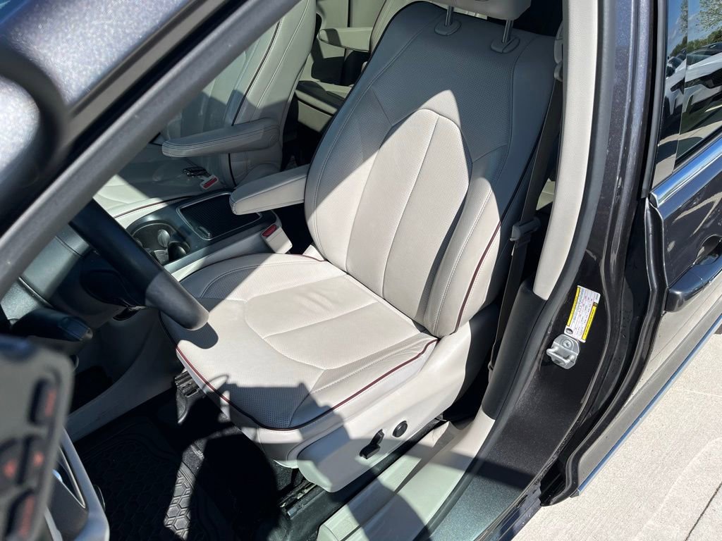 Used 2018 Chrysler Pacifica Limited w/ Tire & Wheel Group FWD image 12