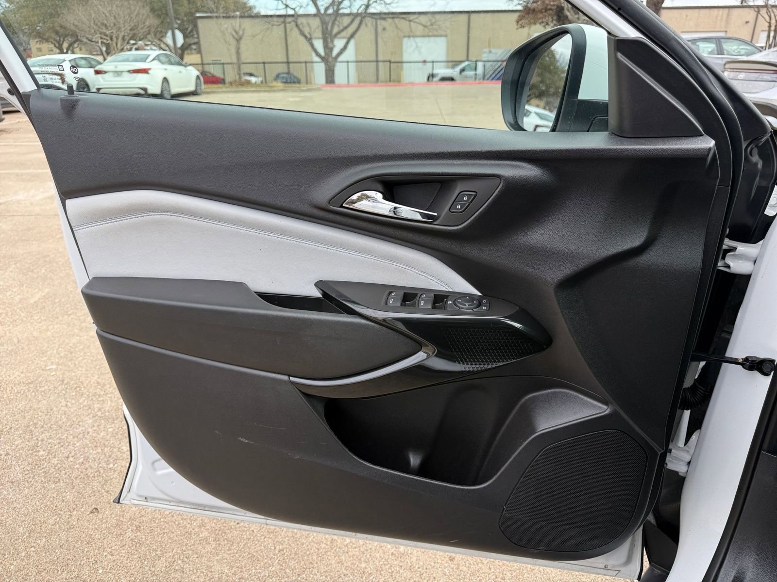 Used 2025 Chevrolet Trax LT FWD image 18