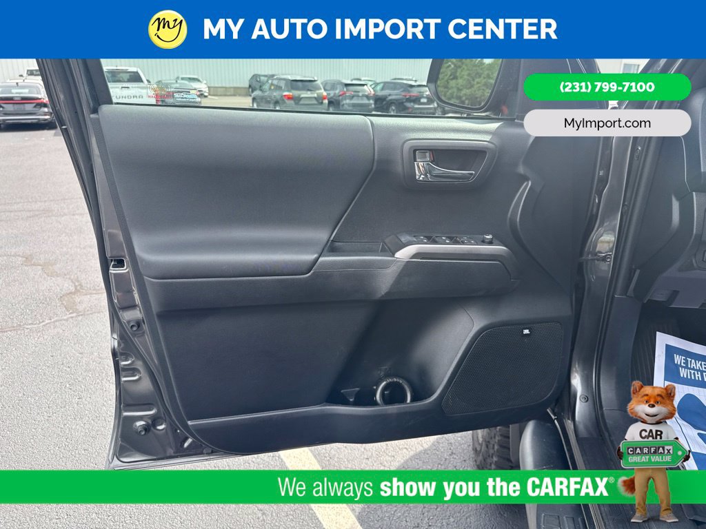 Used 2018 Toyota Tacoma TRD Sport AWD/4WD image 10