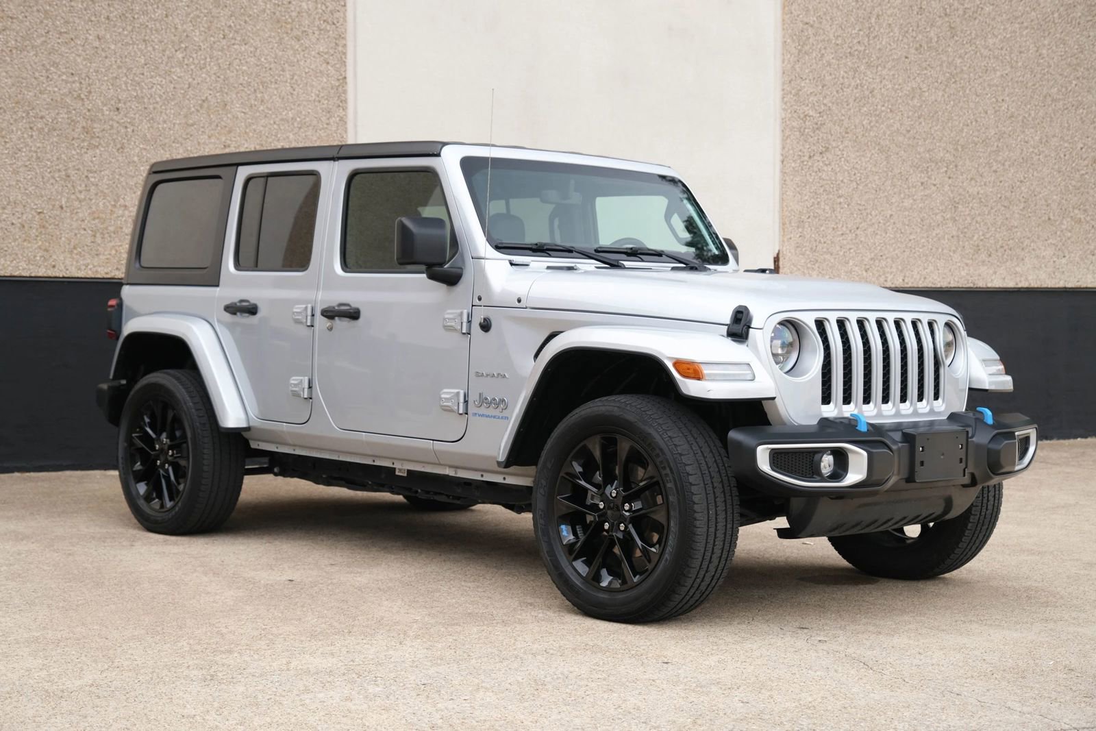 Used 2023 Jeep Wrangler Unlimited Sahara AWD/4WD image 4