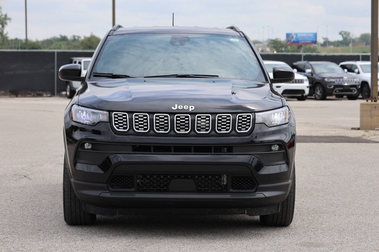 Used 2024 Jeep Compass Latitude AWD/4WD image 2