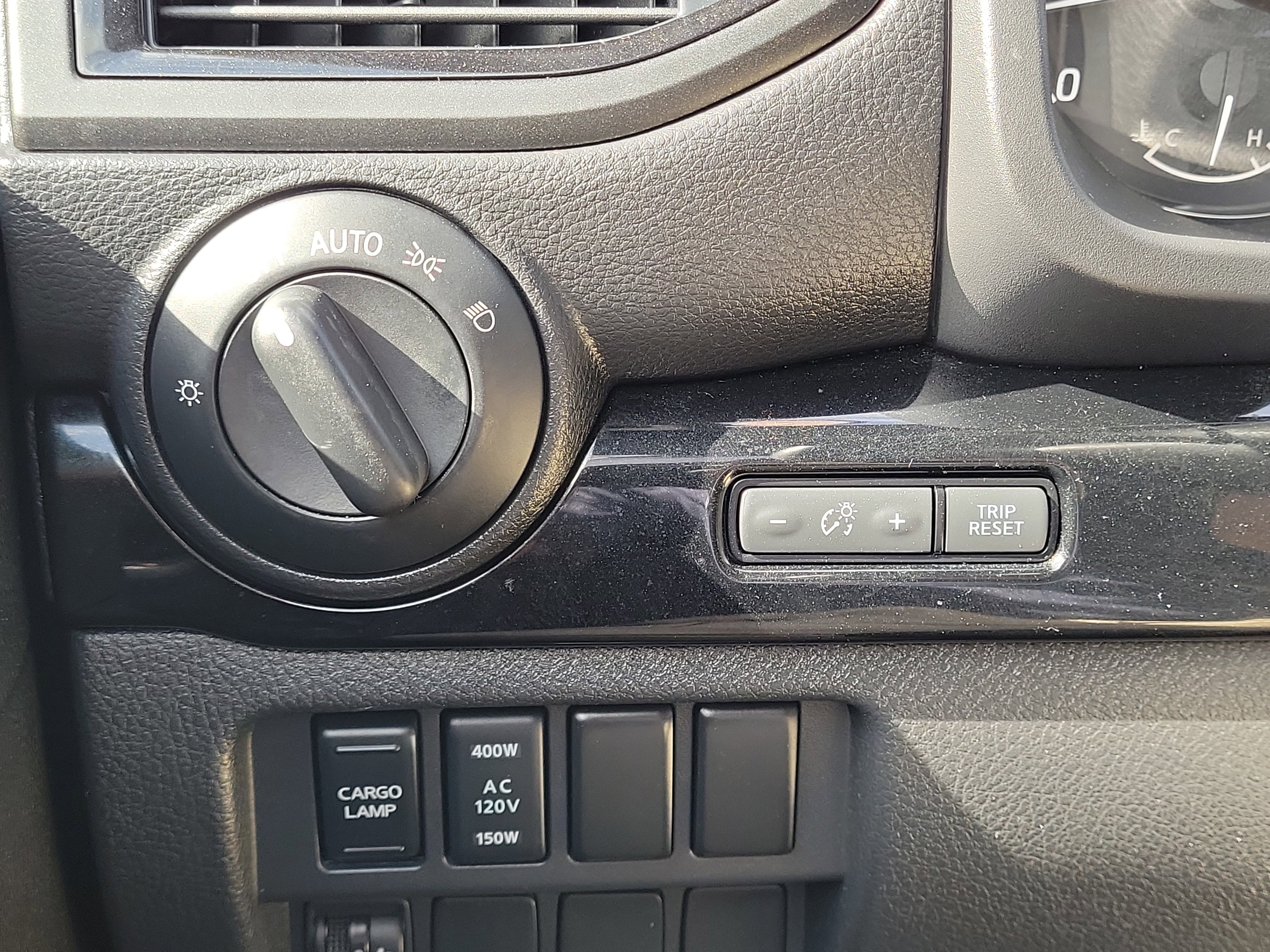 Used 2023 Nissan Titan SV w/ SV Convenience Package image 23