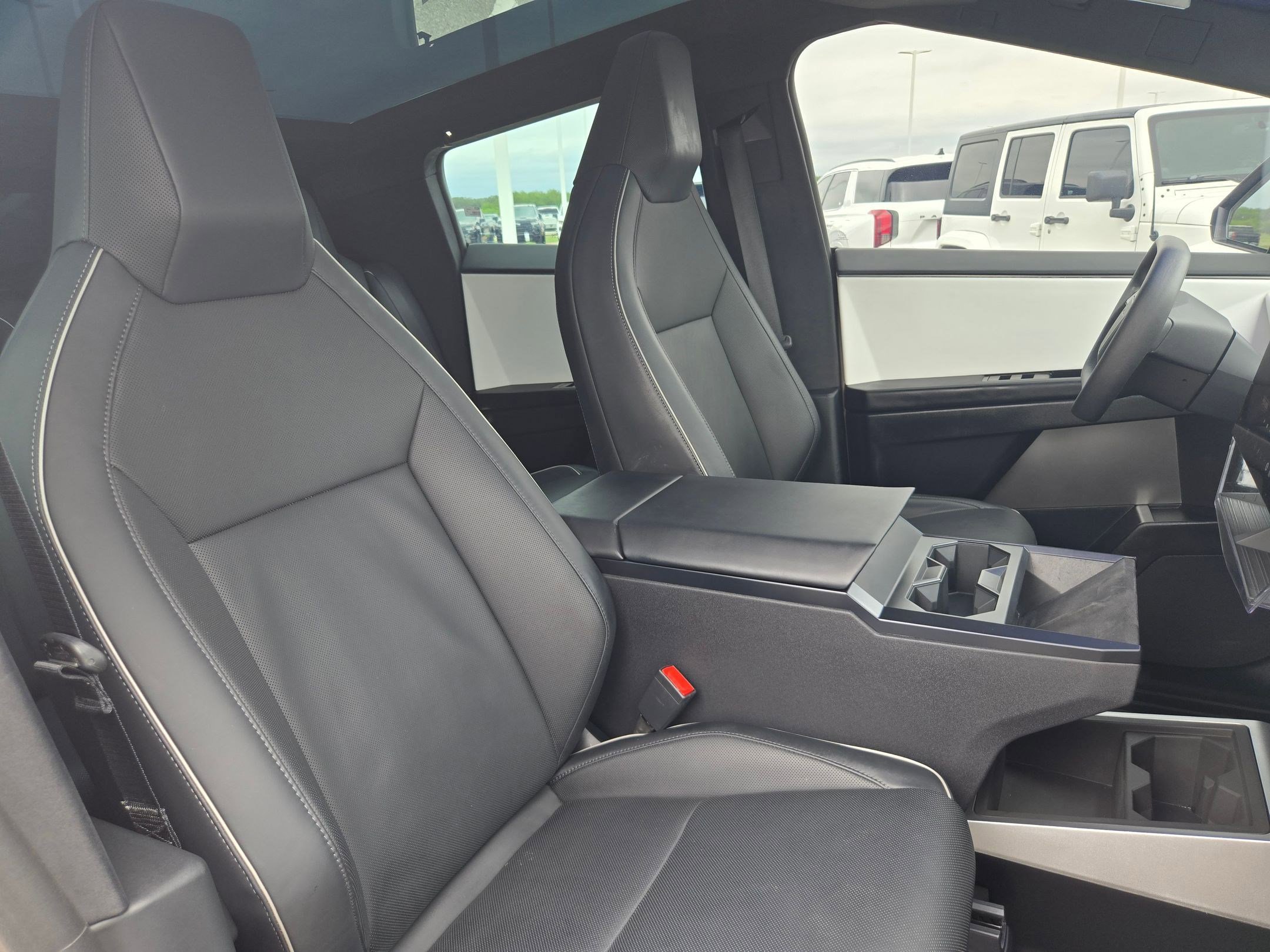 Used 2024 Tesla Cybertruck AWD Crew Cab image 25