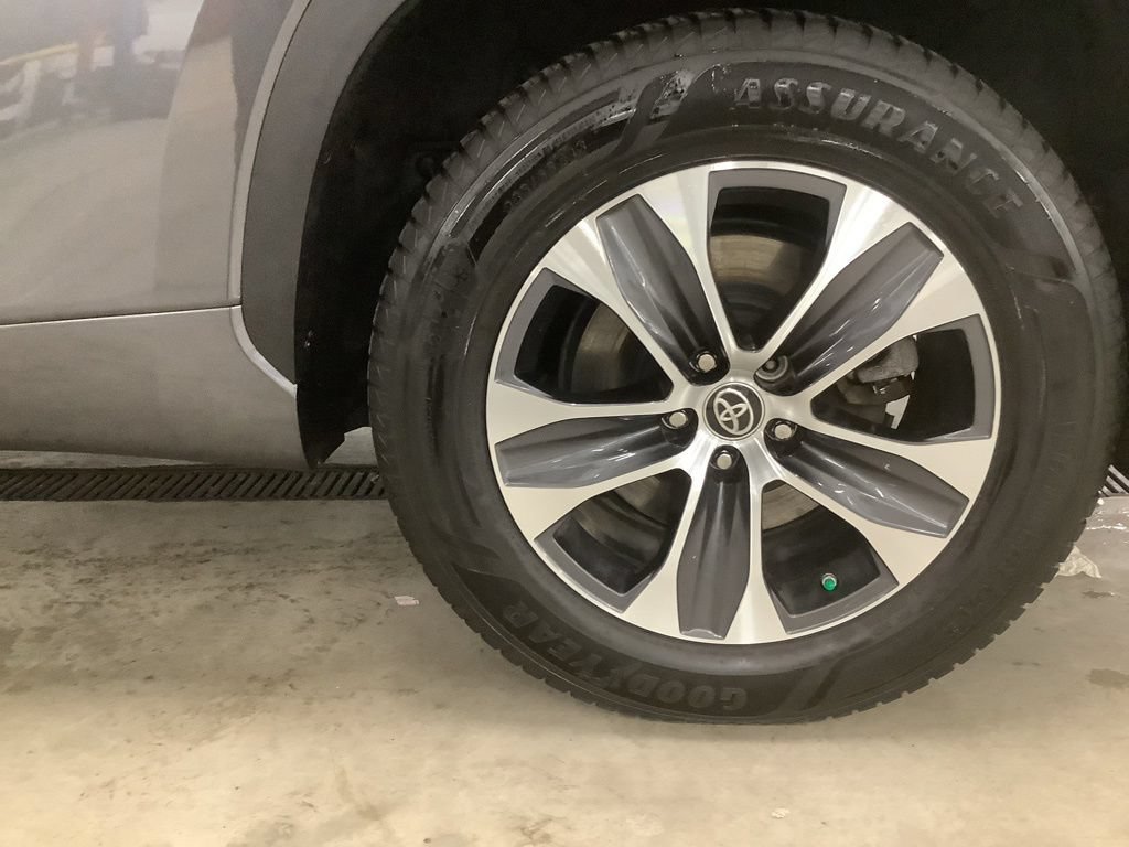 Used 2022 Toyota Highlander XLE AWD/4WD image 26