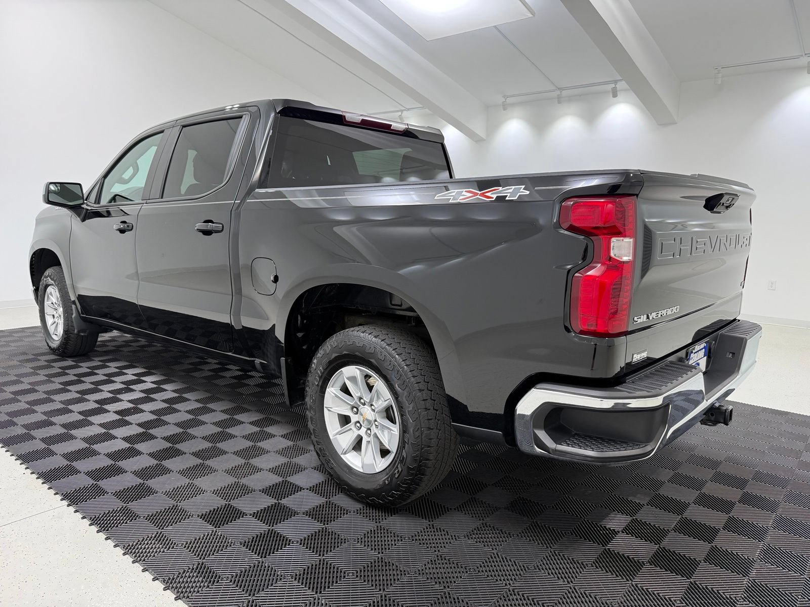 Used 2023 Chevrolet Silverado 1500 LT AWD/4WD image 5
