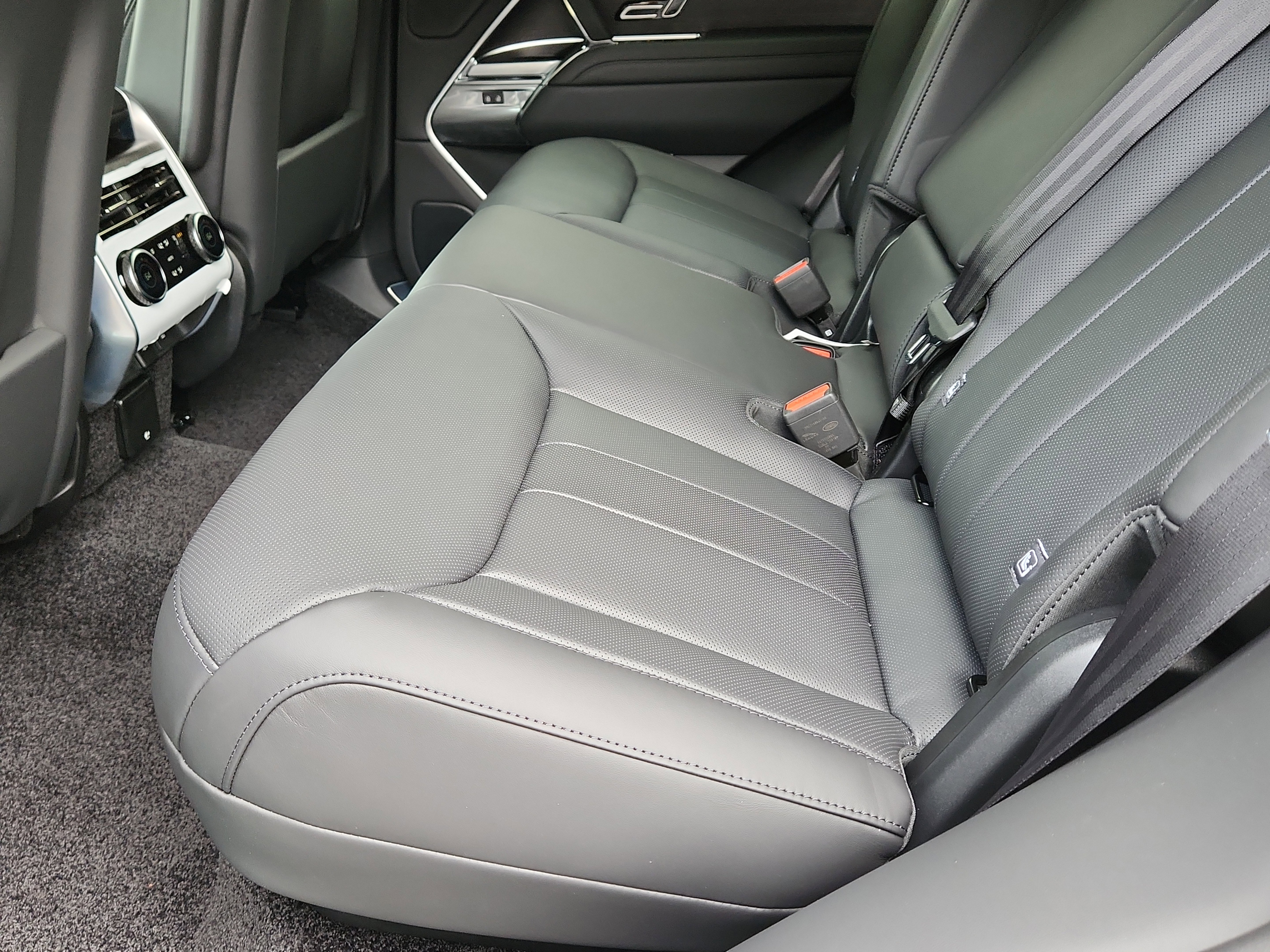 New 2025 Land Rover Range Rover SE image 13