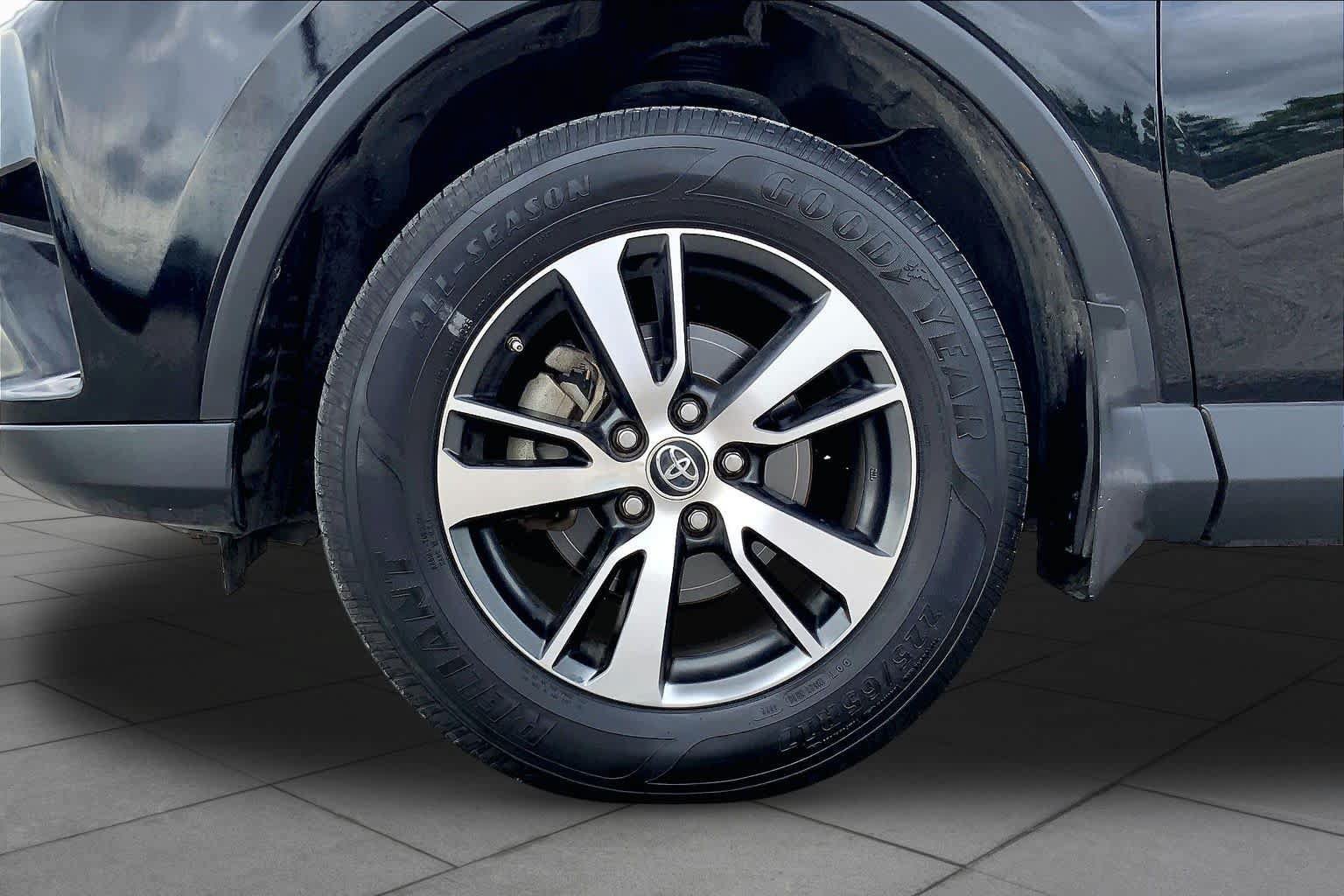 Used 2017 Toyota RAV4 XLE FWD image 11