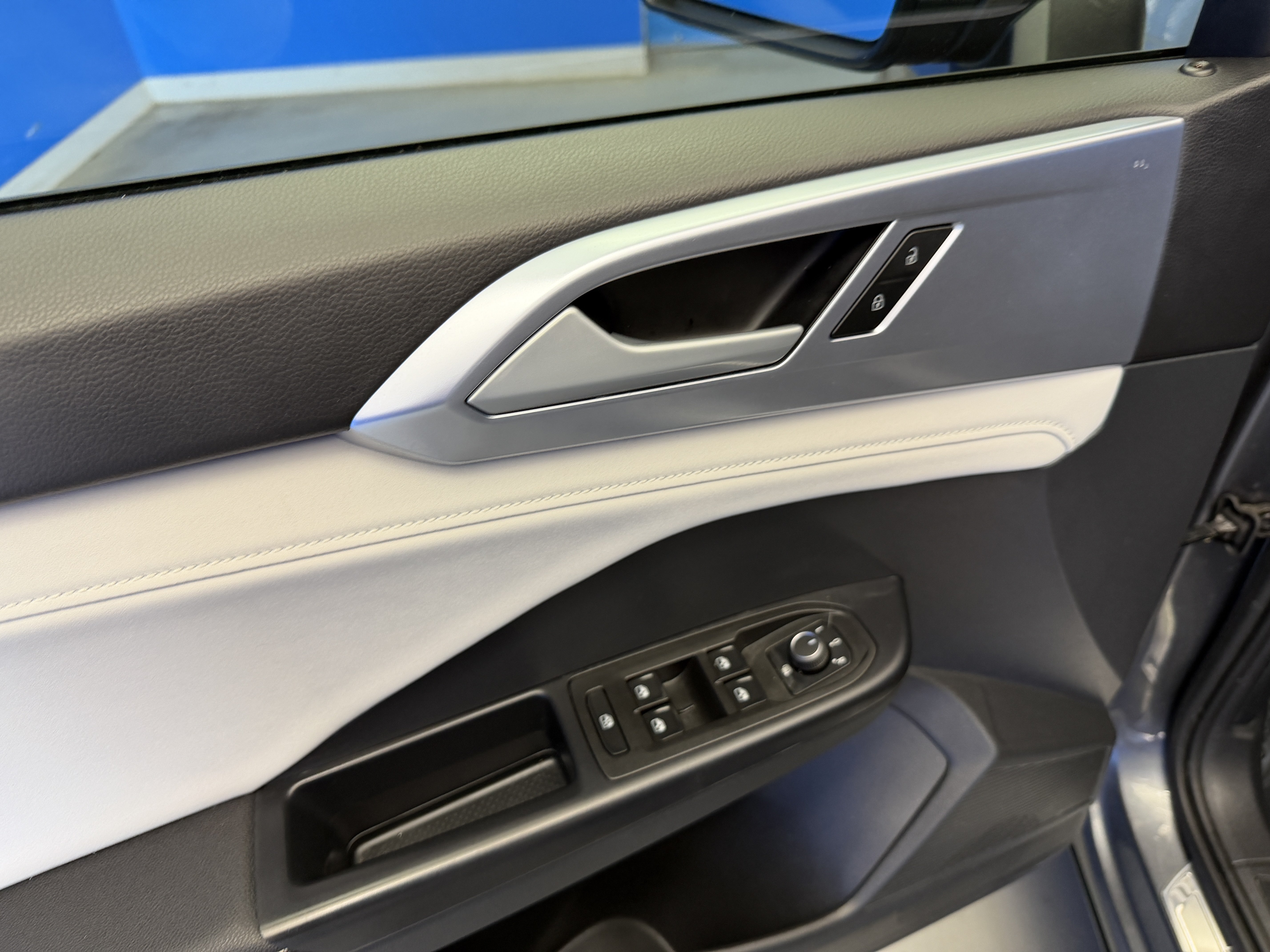 Certified 2025 Volkswagen Taos SE w/ Panoramic Sunroof Package FWD image 10