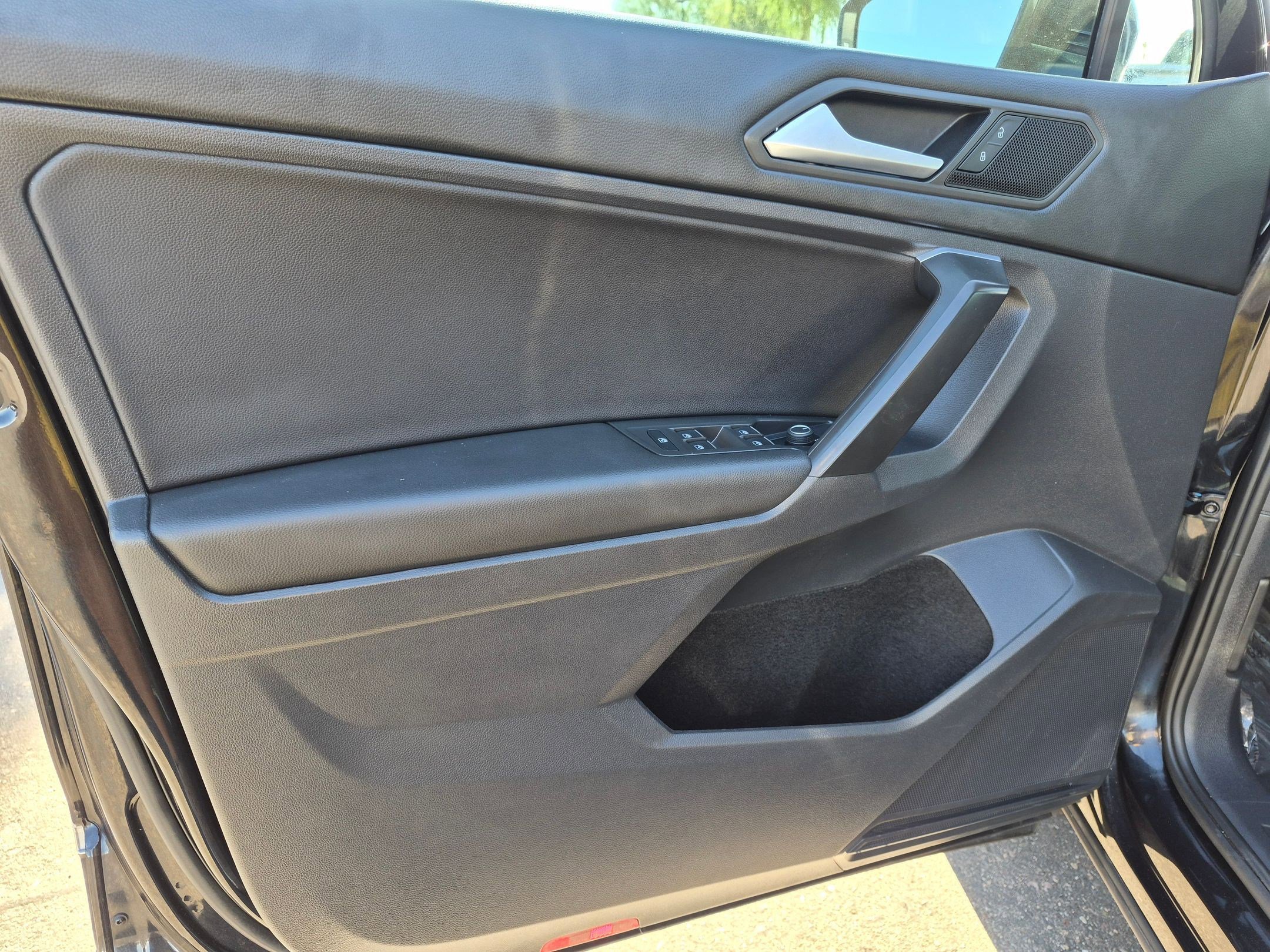 Used 2021 Volkswagen Tiguan SE w/ Panoramic Sunroof Package FWD image 11
