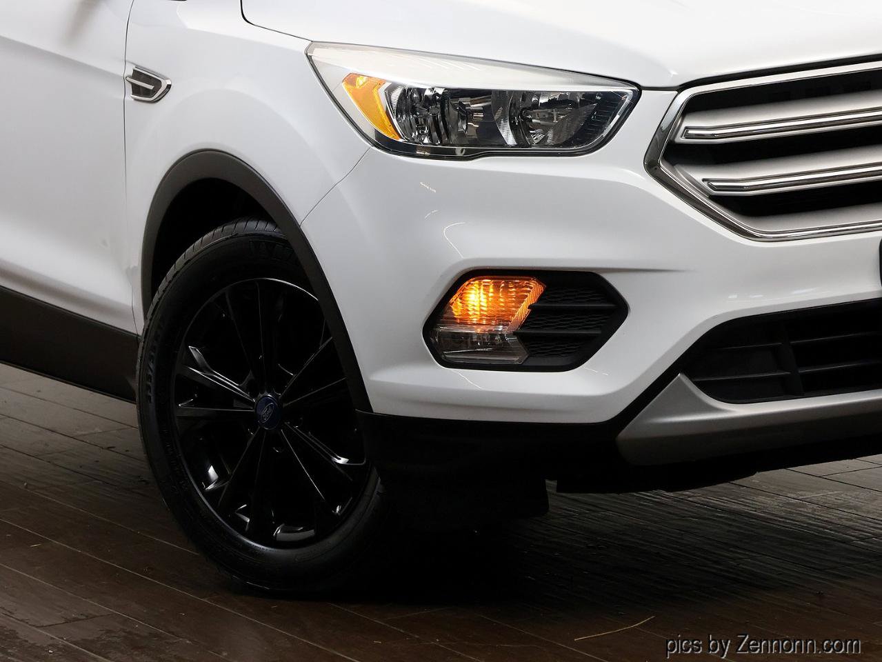 Used 2018 Ford Escape SE w/ SE Sync 3 Package FWD image 2