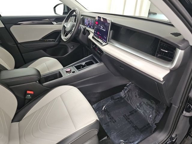Used 2025 Volkswagen Tiguan SE w/ Panoramic Sunroof Package AWD/4WD image 35