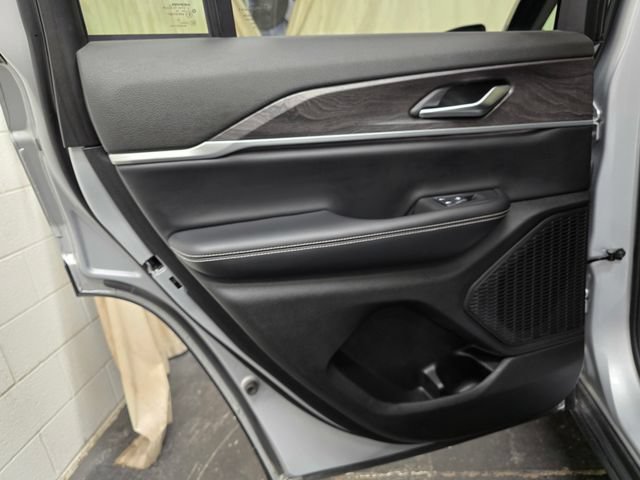Used 2023 Jeep Grand Cherokee Limited AWD/4WD image 29