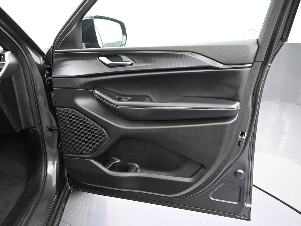 Used 2024 Jeep Grand Cherokee Altitude image 36