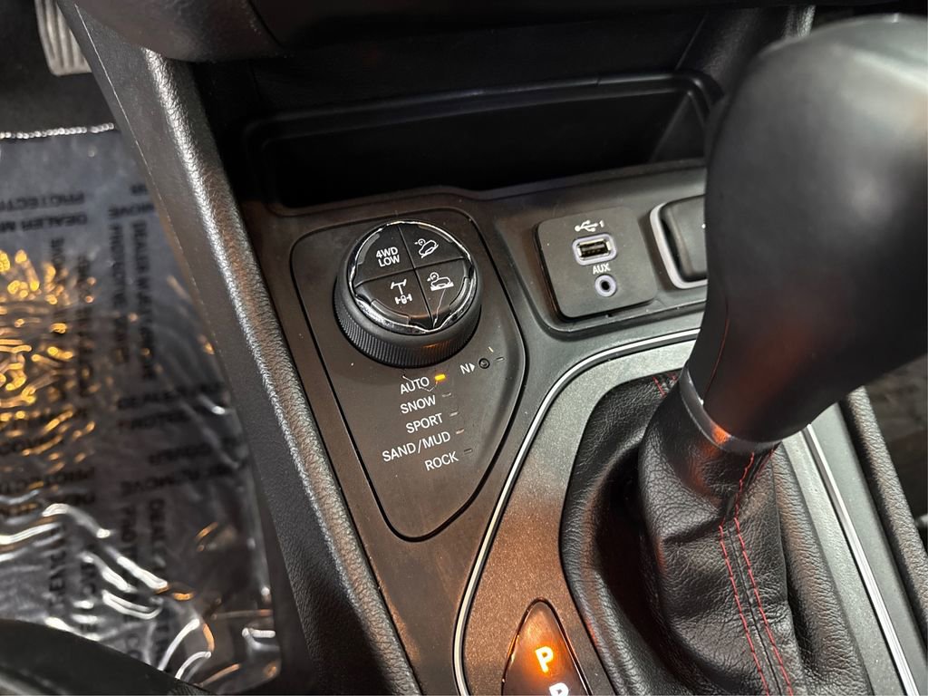 Used 2020 Jeep Cherokee Trailhawk image 32