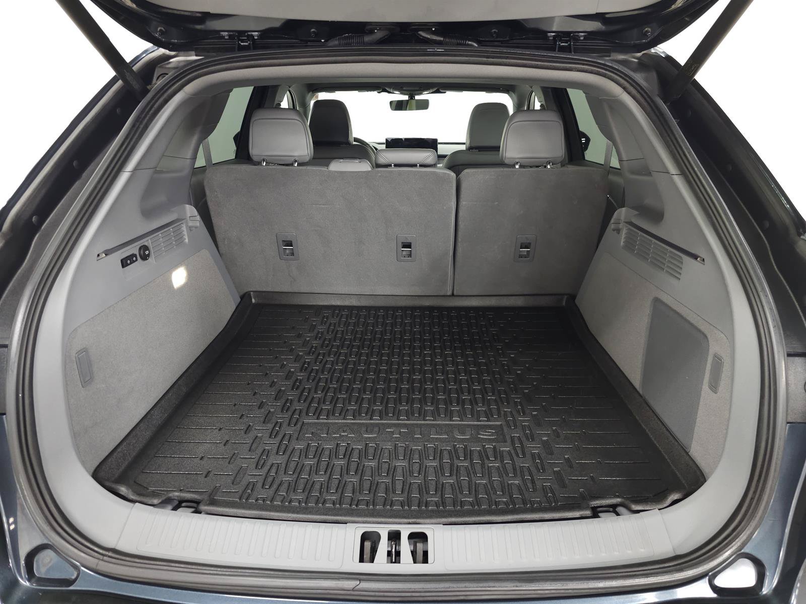 Used 2023 Lincoln Nautilus Reserve AWD/4WD image 7