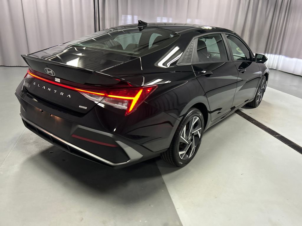 Used 2025 Hyundai Elantra SEL w/ Cargo Package FWD image 7