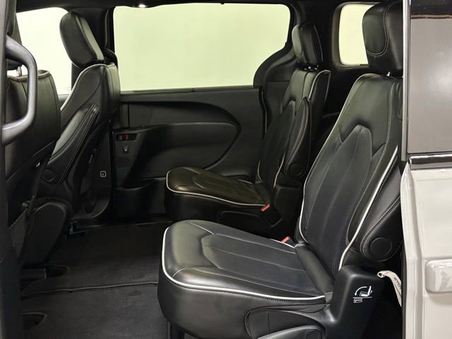 Certified 2025 Chrysler Pacifica Limited image 18