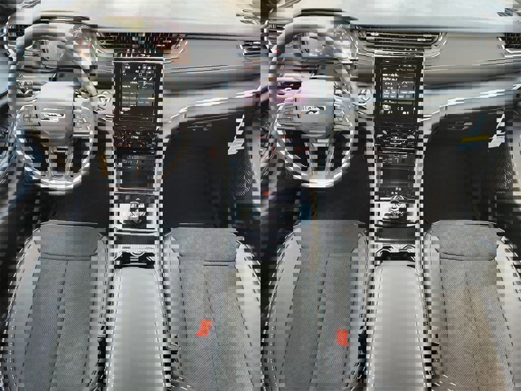 New 2025 Jeep Grand Cherokee Altitude image 19