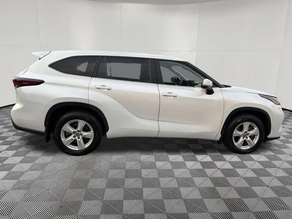 Used 2024 Toyota Highlander LE AWD/4WD image 8