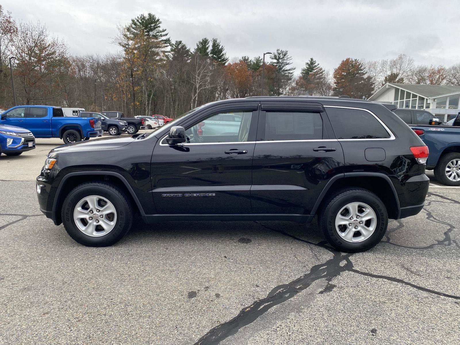 Used 2017 Jeep Grand Cherokee Laredo image 4