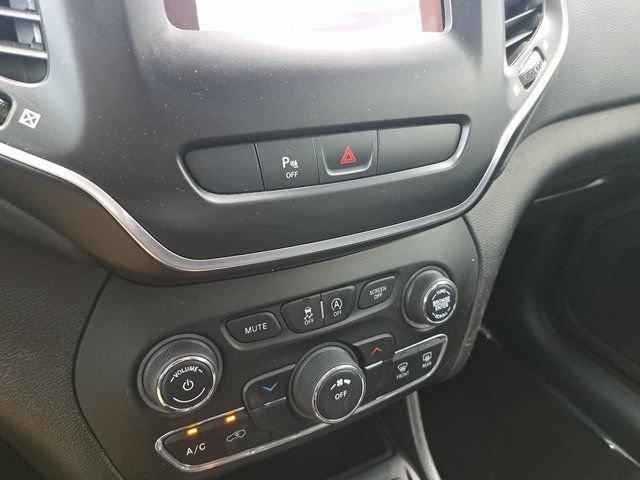 Used 2020 Jeep Cherokee Latitude Plus AWD/4WD image 13