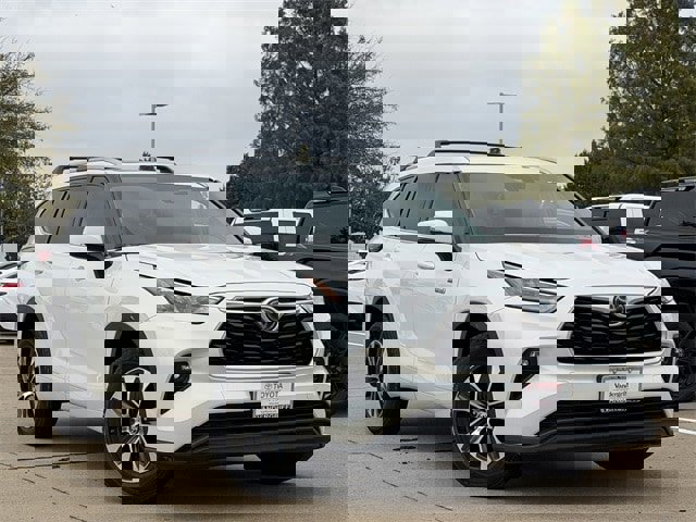 Used 2020 Toyota Highlander XLE image 2