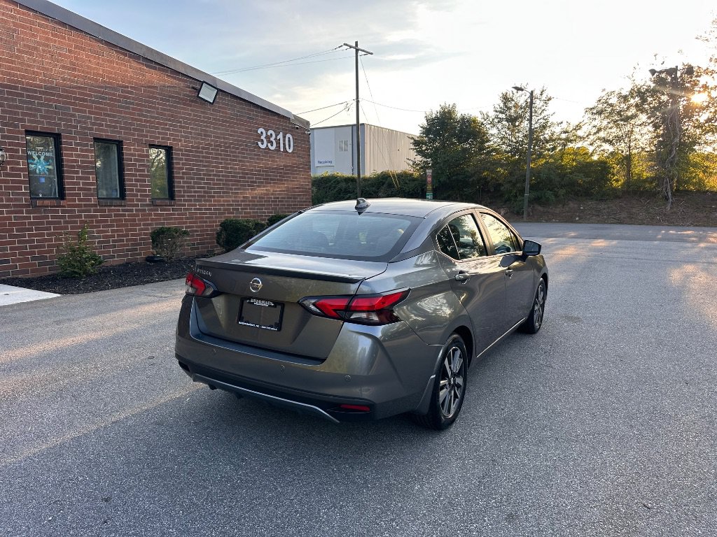 Used 2022 Nissan Versa SV FWD image 5
