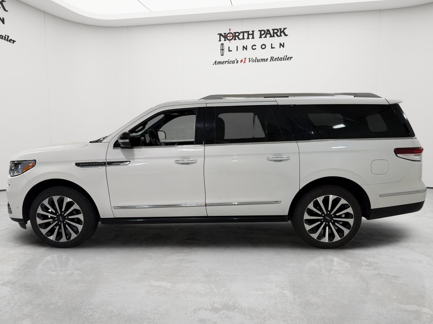 Used 2022 Lincoln Navigator L Reserve RWD image 2