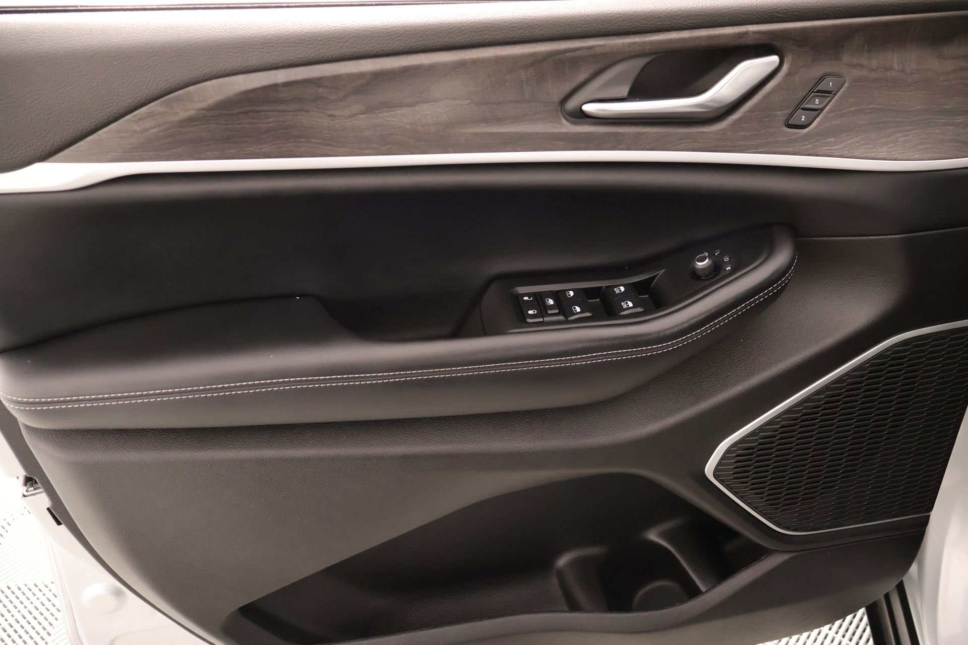 Used 2025 Jeep Grand Cherokee L Limited w/ Black Appearance Package image 19