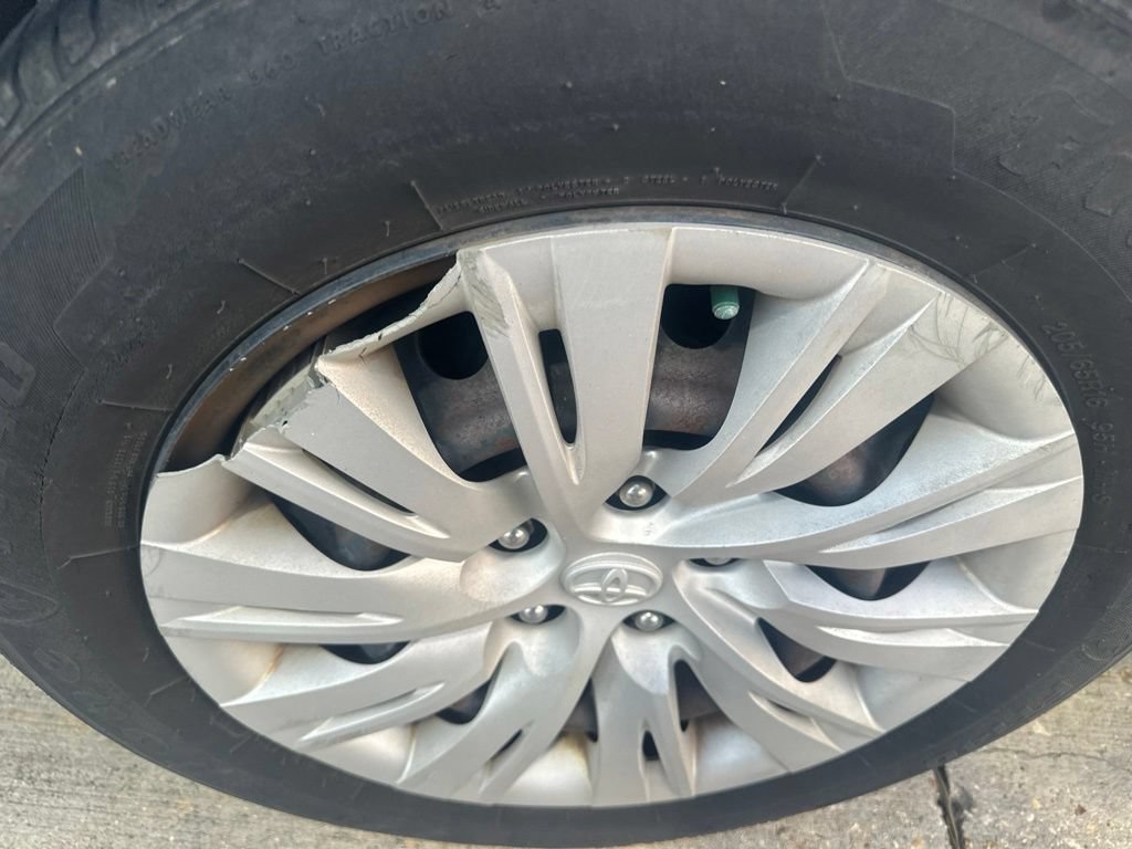 Used 2012 Toyota Camry LE FWD image 29