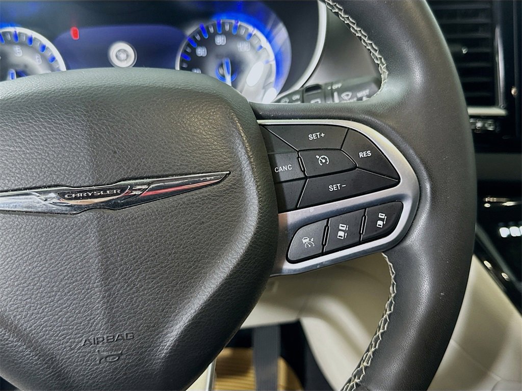 Used 2022 Chrysler Pacifica Touring-L image 25