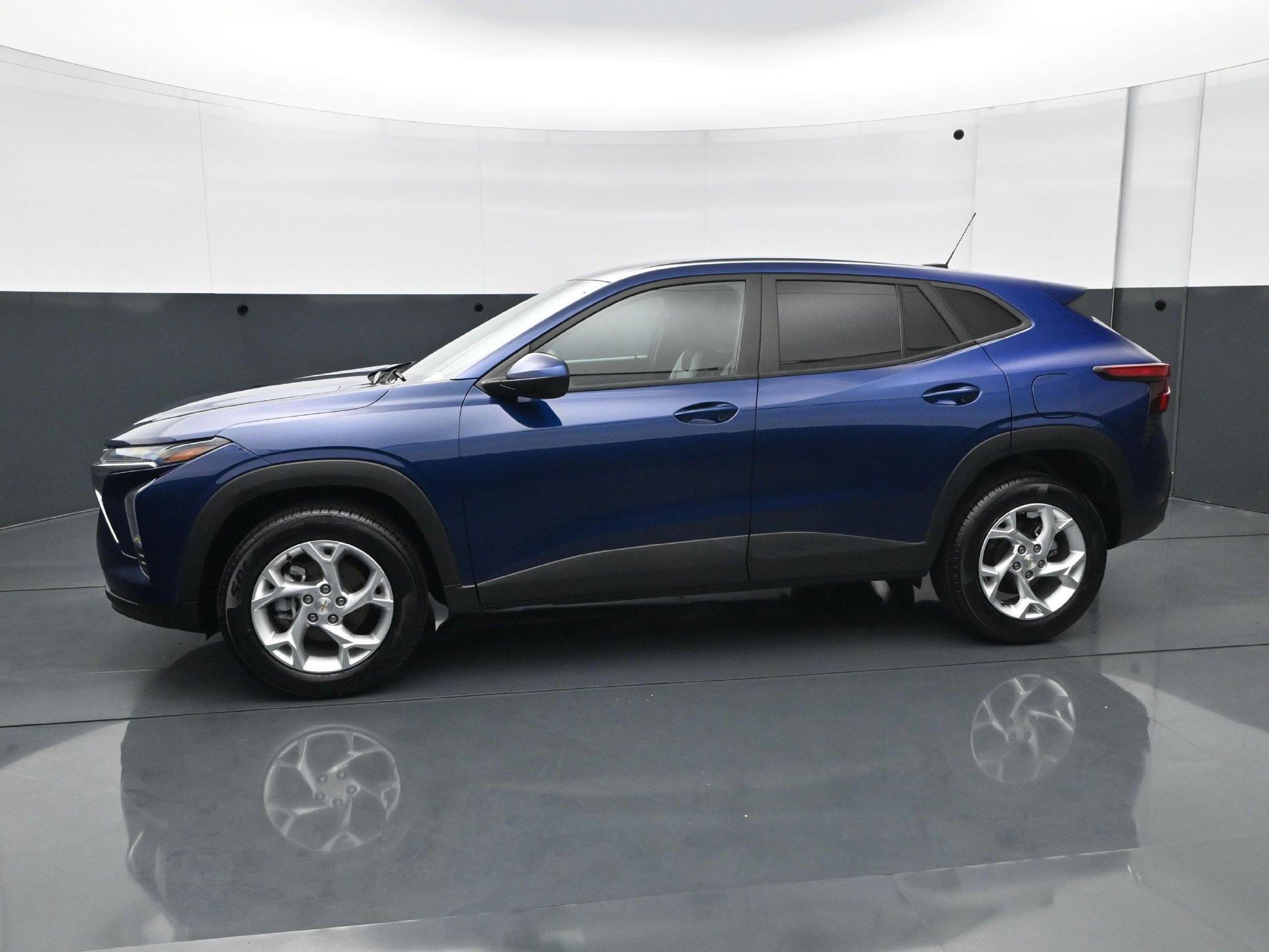 Used 2024 Chevrolet Trax LS w/ LS Convenience Package FWD image 3