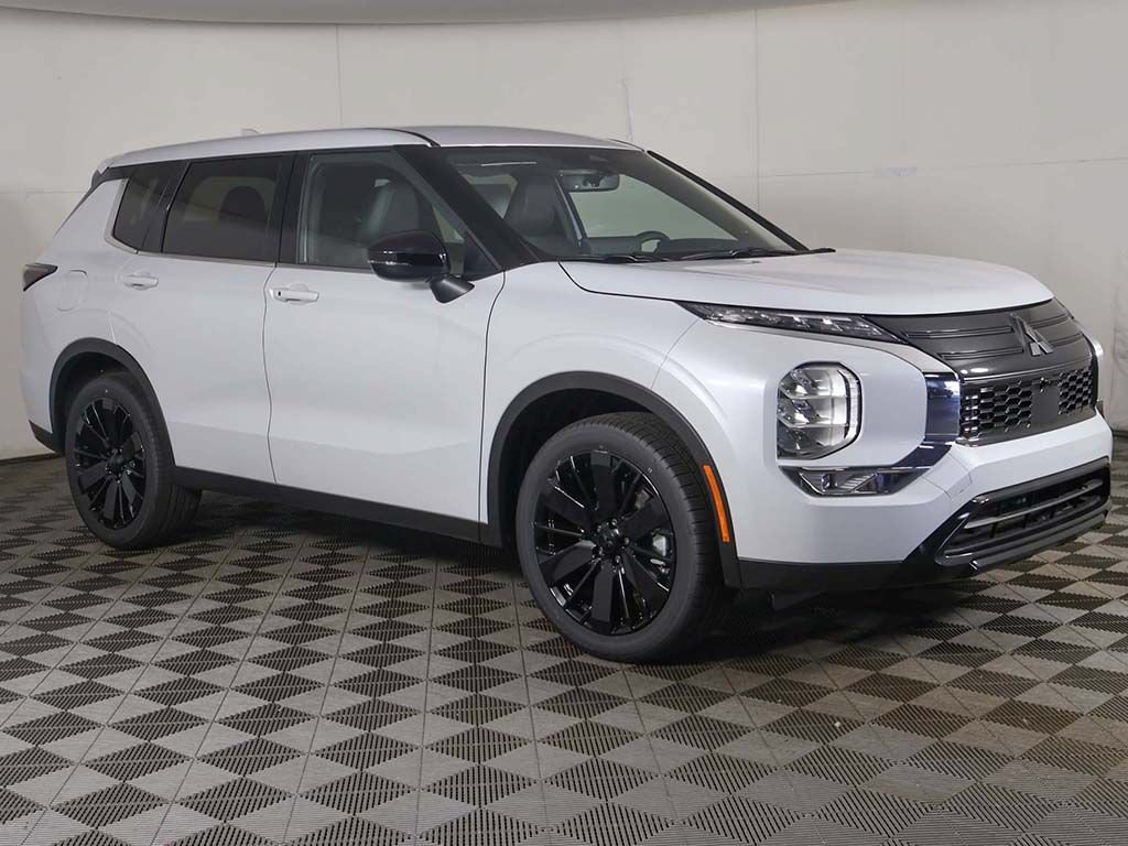 New 2026 Mitsubishi Outlander LE FWD image 2
