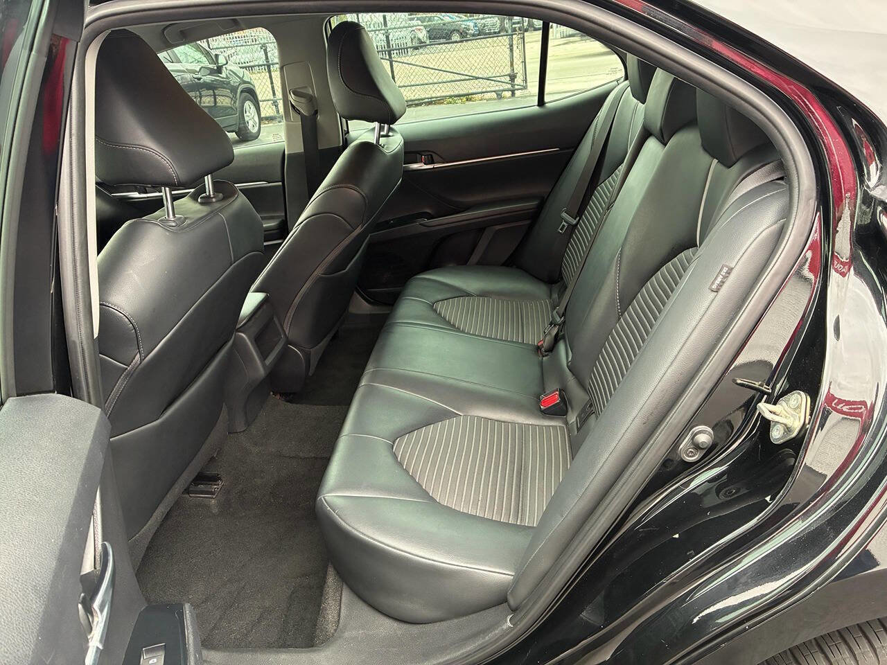 Used 2020 Toyota Camry SE FWD image 4