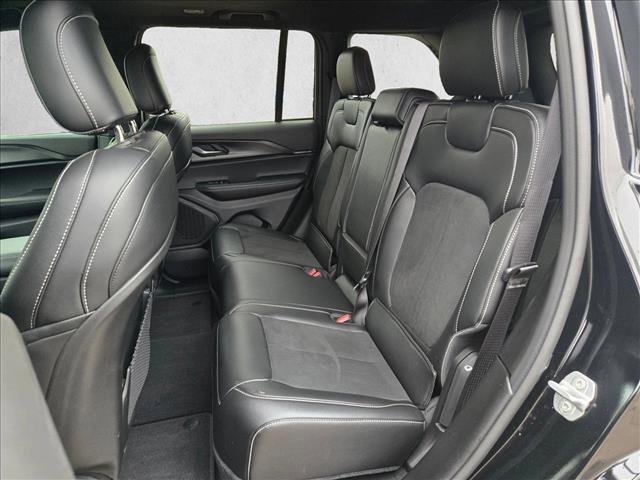 Used 2025 Jeep Grand Cherokee Altitude image 19