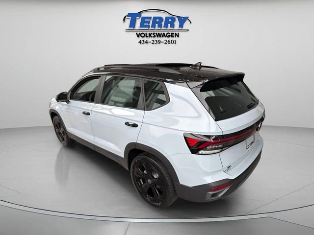 New 2026 Volkswagen Taos SE image 2