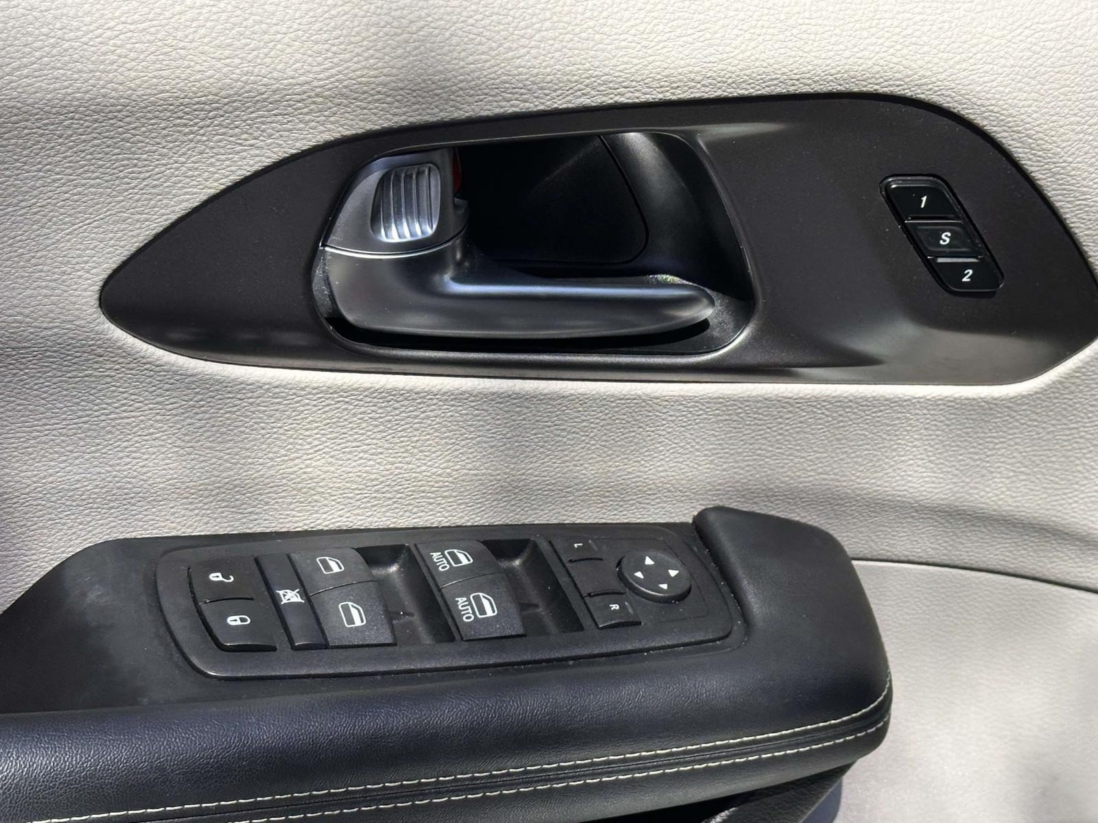 Used 2024 Chrysler Pacifica Touring-L FWD image 13