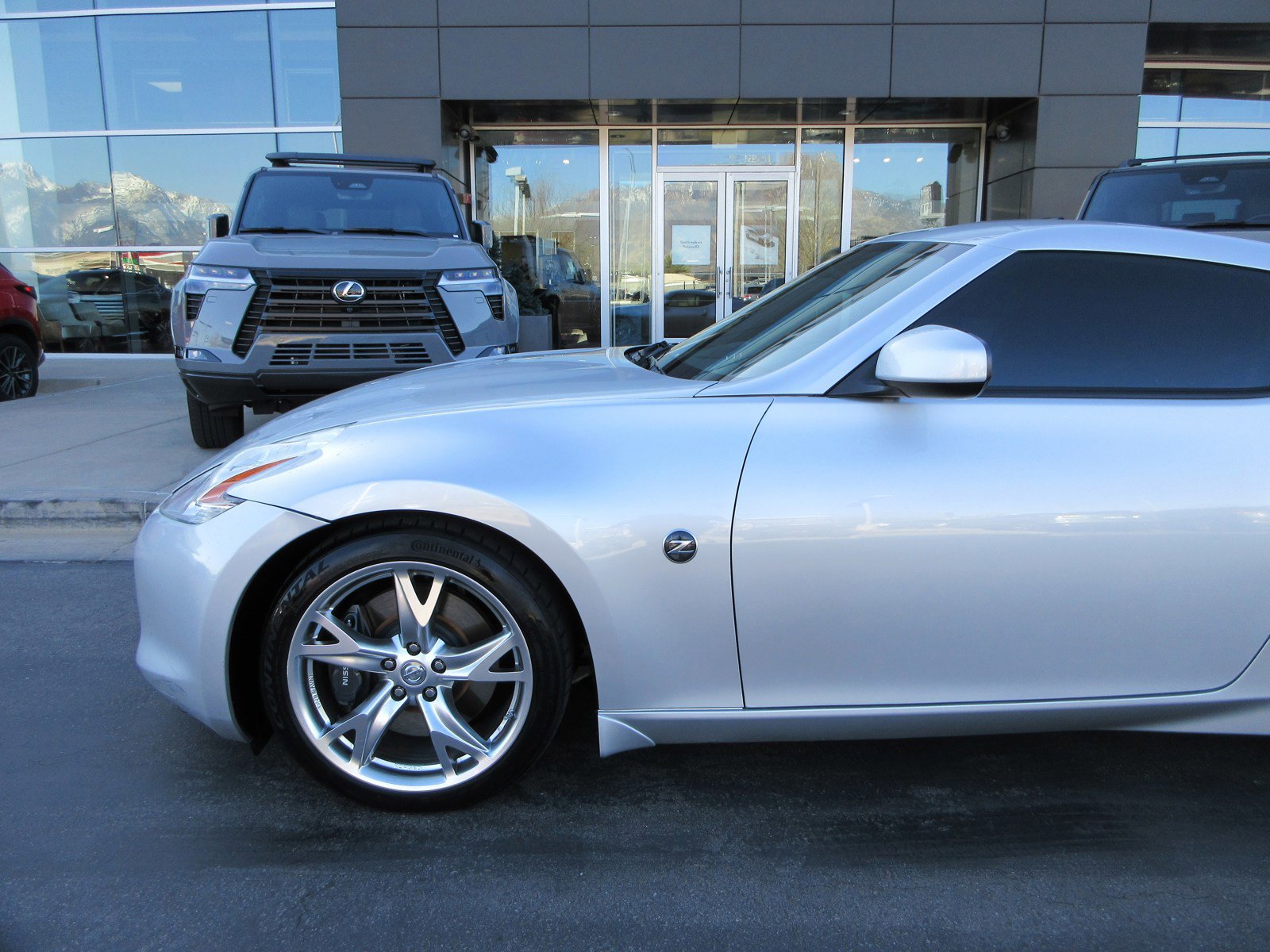Used 2009 Nissan 370Z Touring w/ Sport Pkg image 2