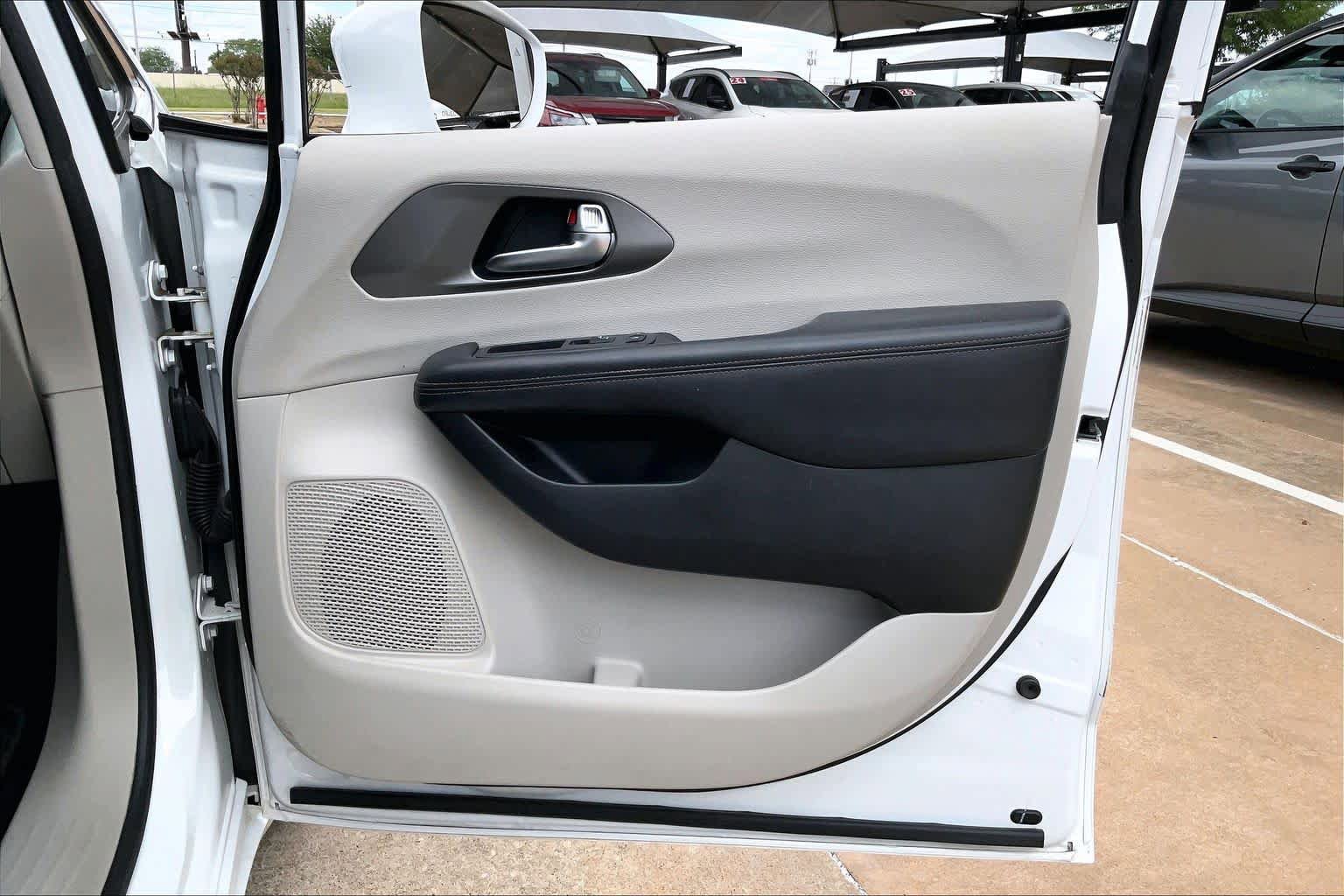 Used 2020 Chrysler Pacifica Touring FWD image 24