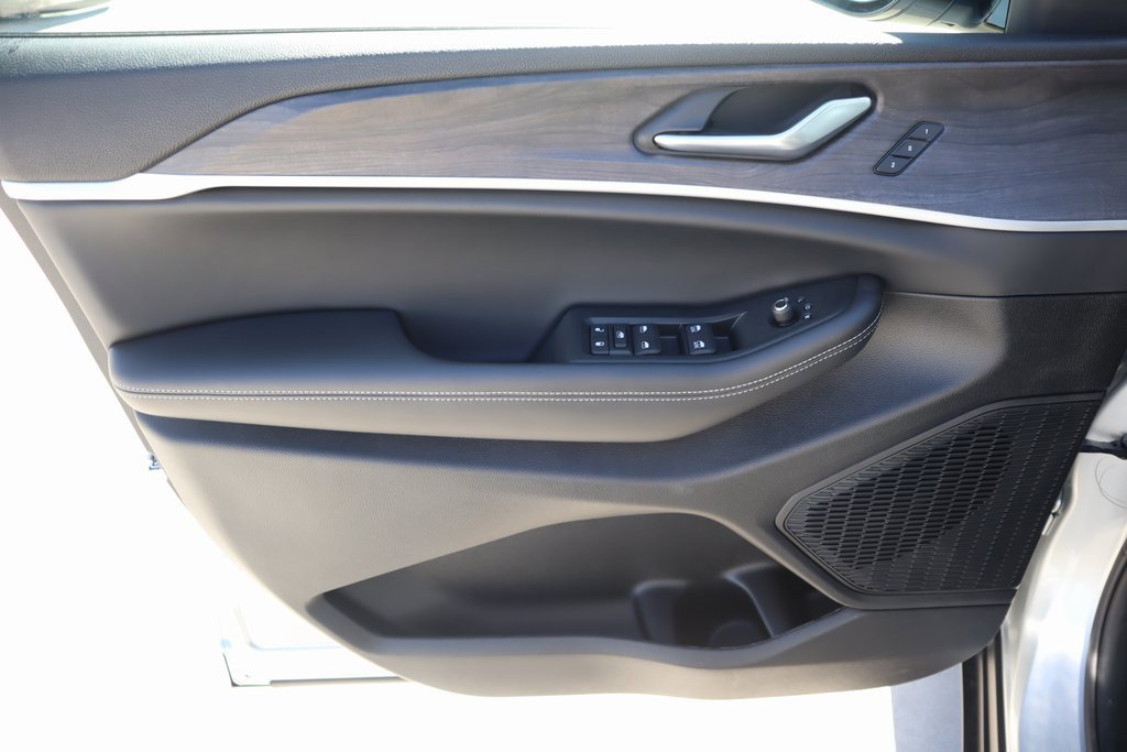 New 2025 Jeep Grand Cherokee L Limited w/ Black Appearance Package image 18