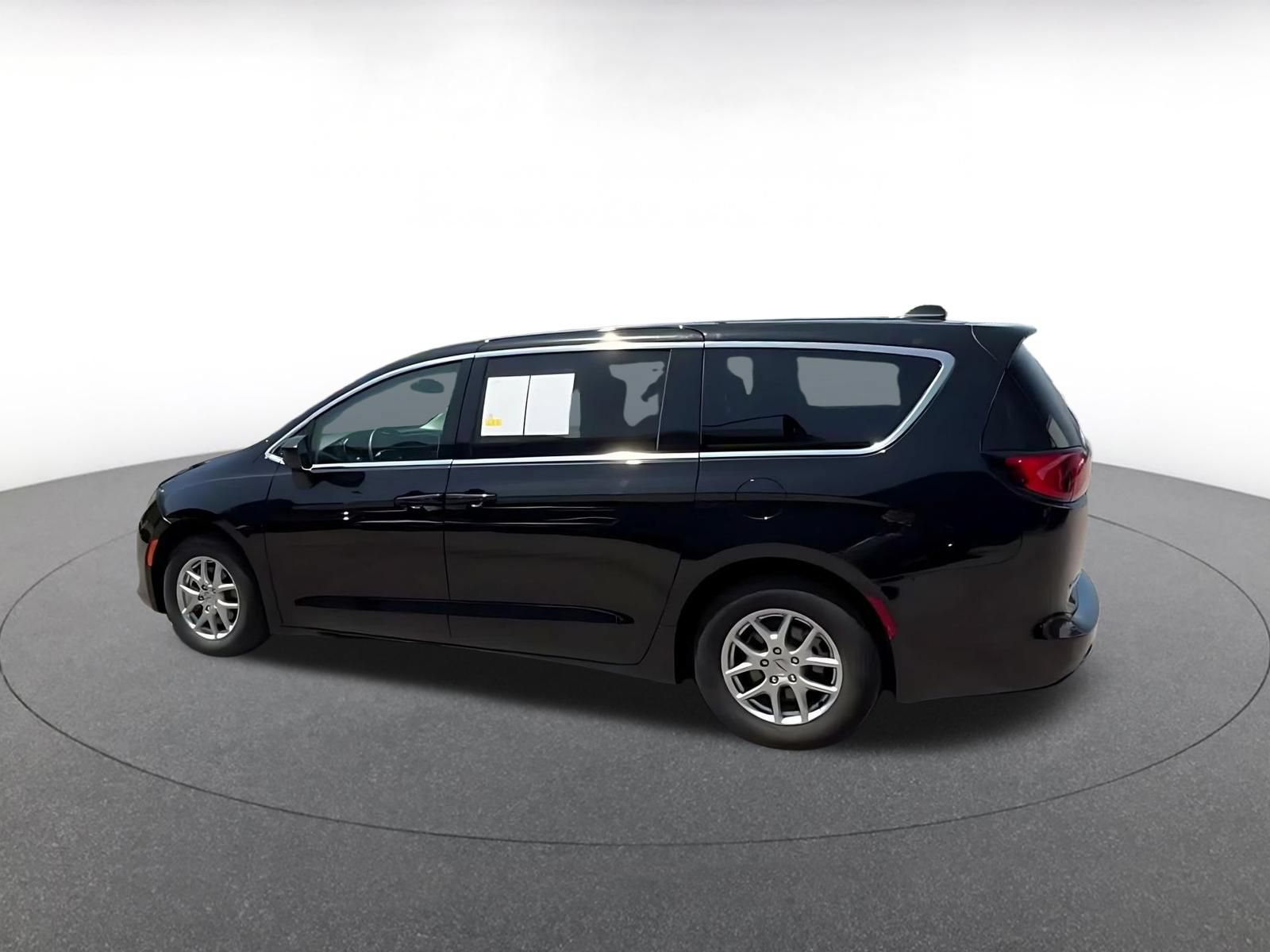 Used 2024 Chrysler Voyager LX FWD image 10