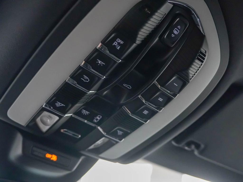 Certified 2025 Porsche Macan S image 18