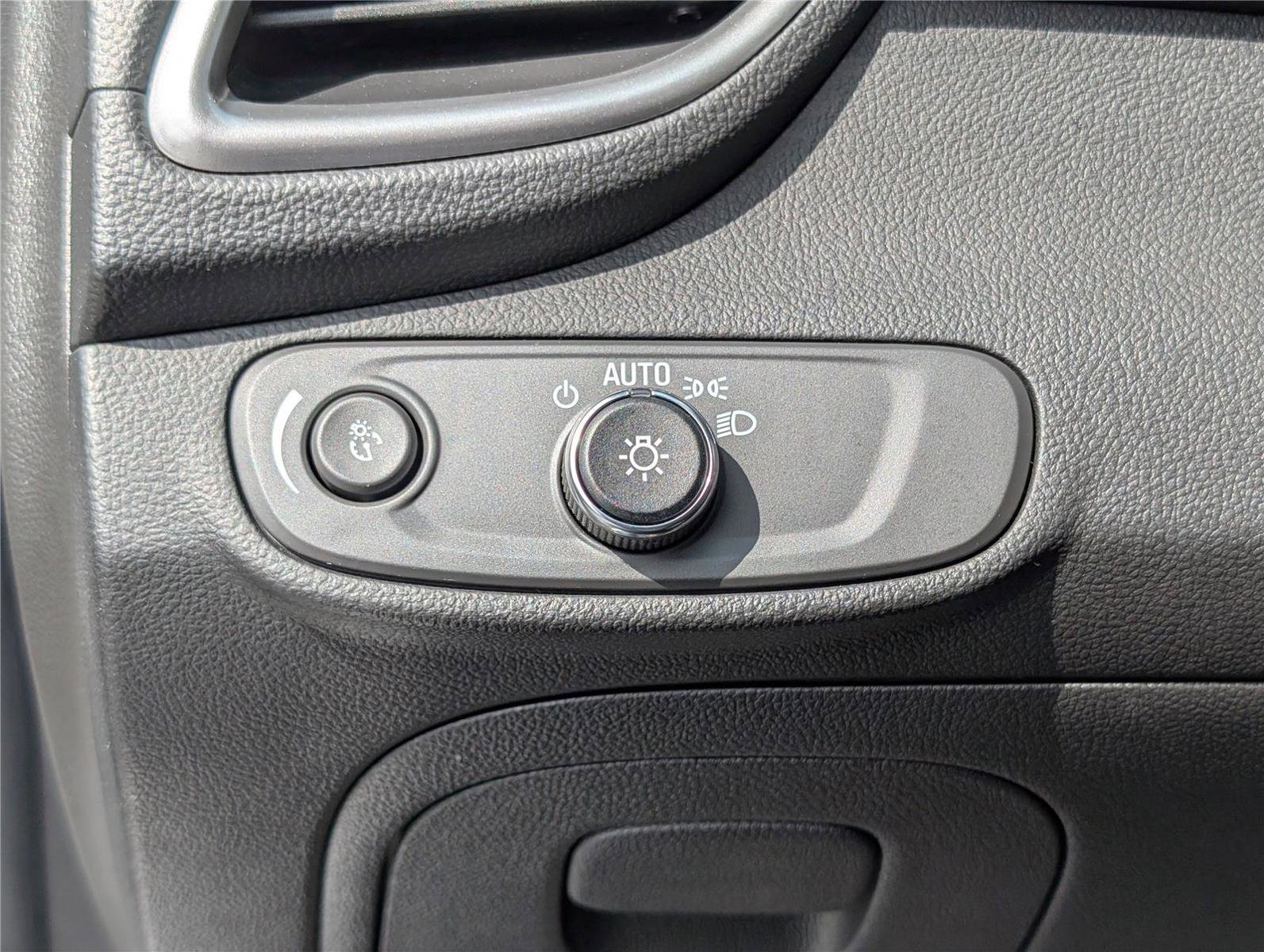 Used 2022 Chevrolet Trax LT w/ LT Convenience Package image 21