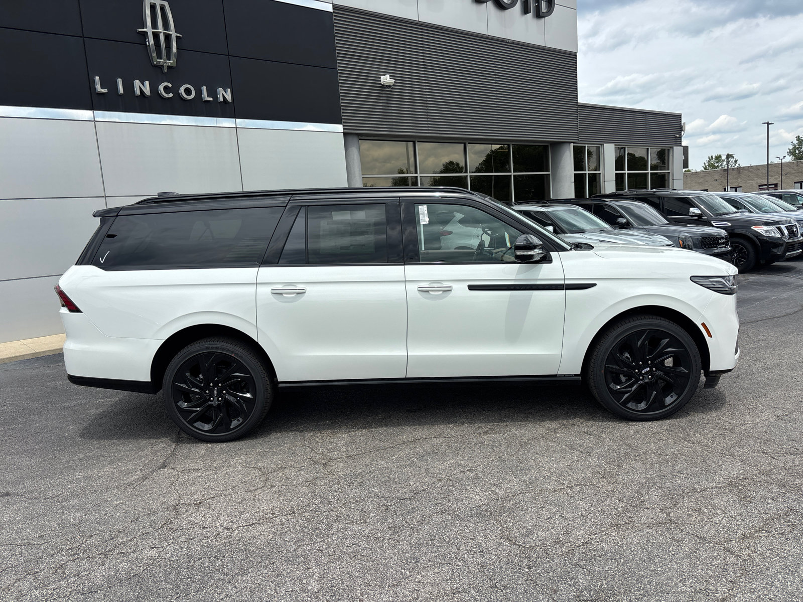 New 2026 Lincoln Navigator L Black Label AWD/4WD image 8