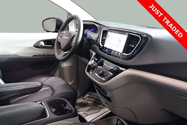 Used 2024 Chrysler Pacifica Touring-L image 24