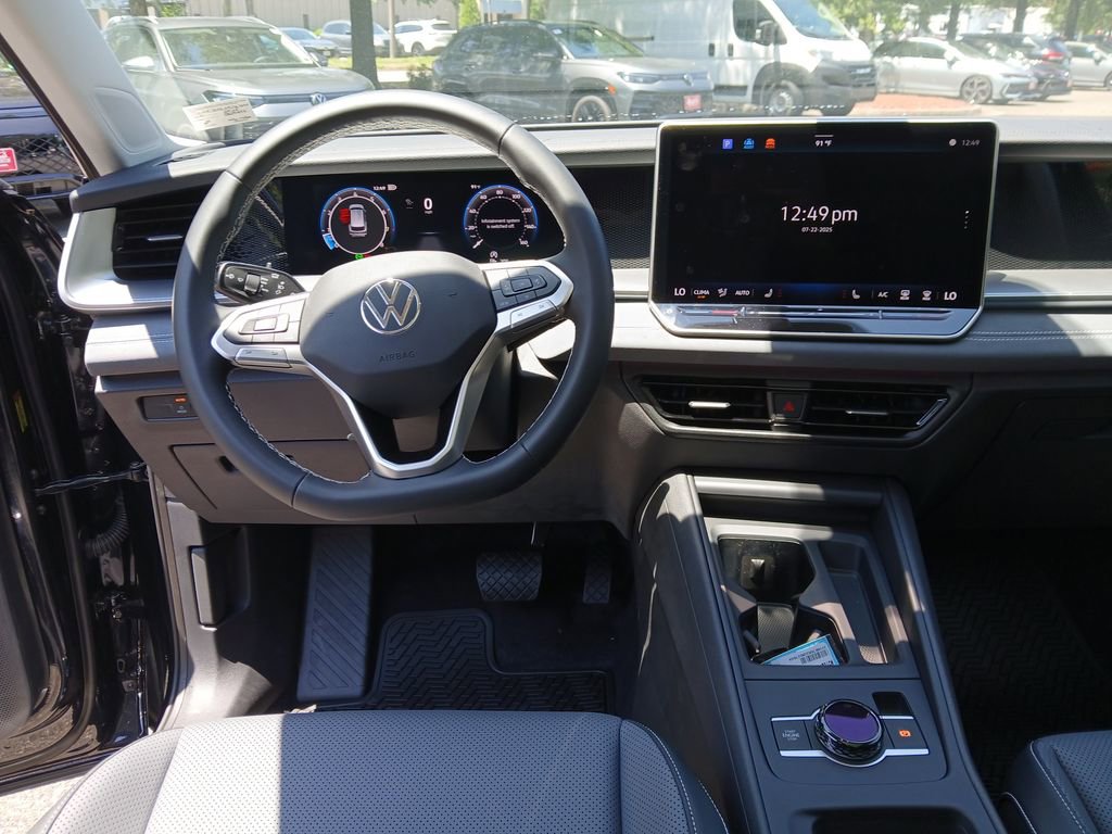 New 2025 Volkswagen Tiguan SE image 13
